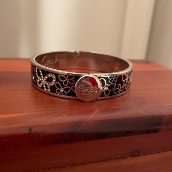 COACH BLACK AND SILVER BANGLE BOW BRACELET CLASP CLOSE RARE STYLE DISCOUNT SHIP - Picture 3 of 11